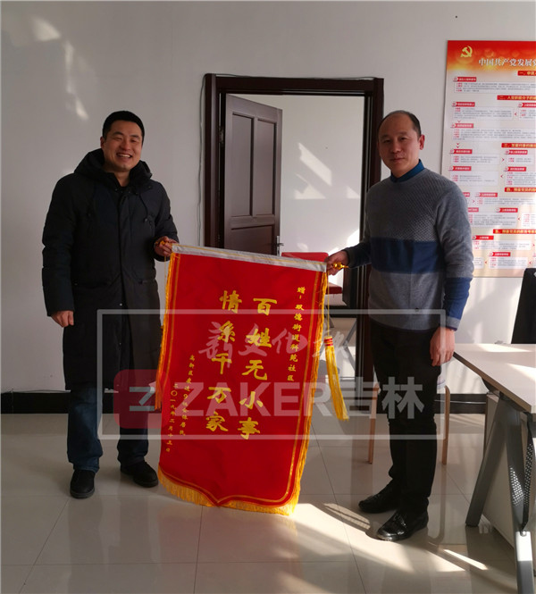 电表箱起火多人合力灭火,电表上突然着火消防人员过来灭火