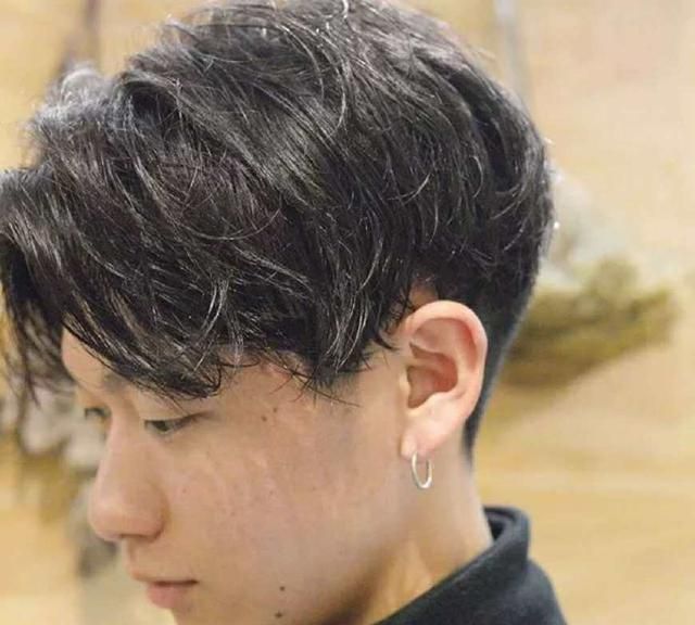 男生刘海两边往外翘怎么办,男生发质硬留什么发型