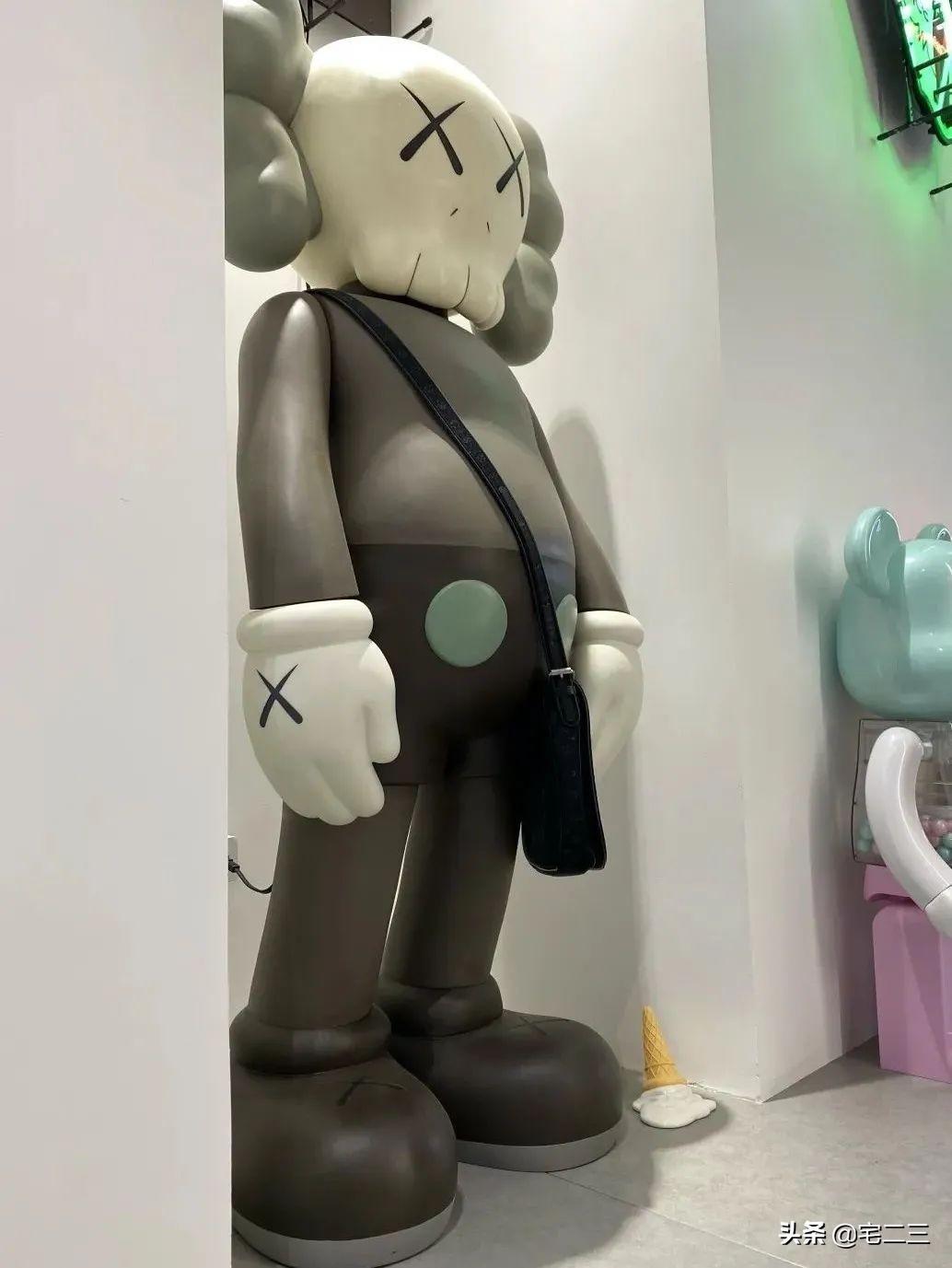 从KAWS、村上隆到草间弥生，为什么潮玩艺术也进军家居界了？