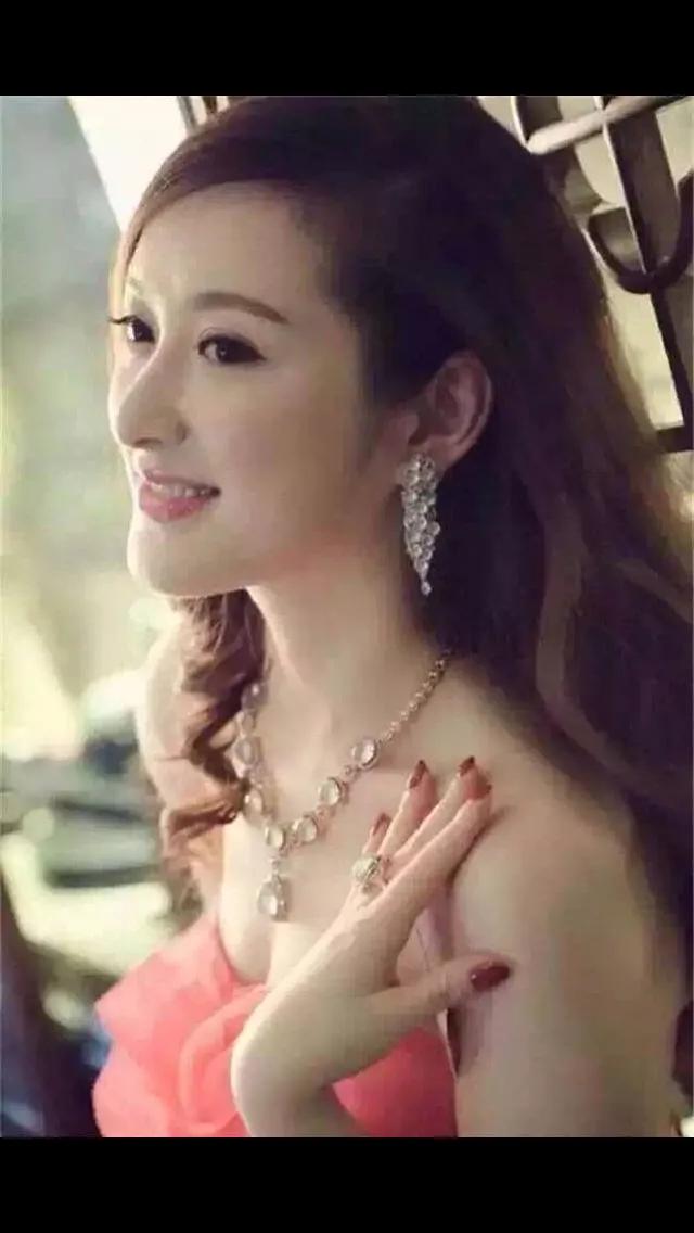 直播平台的翡翠感觉很便宜，是因为一手货源没有中间商吗？