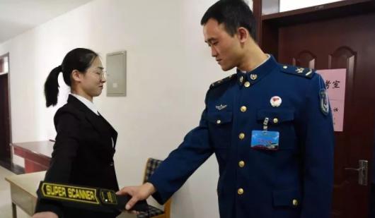 军队文职基本工资就有9000吗,军队文职招聘难吗