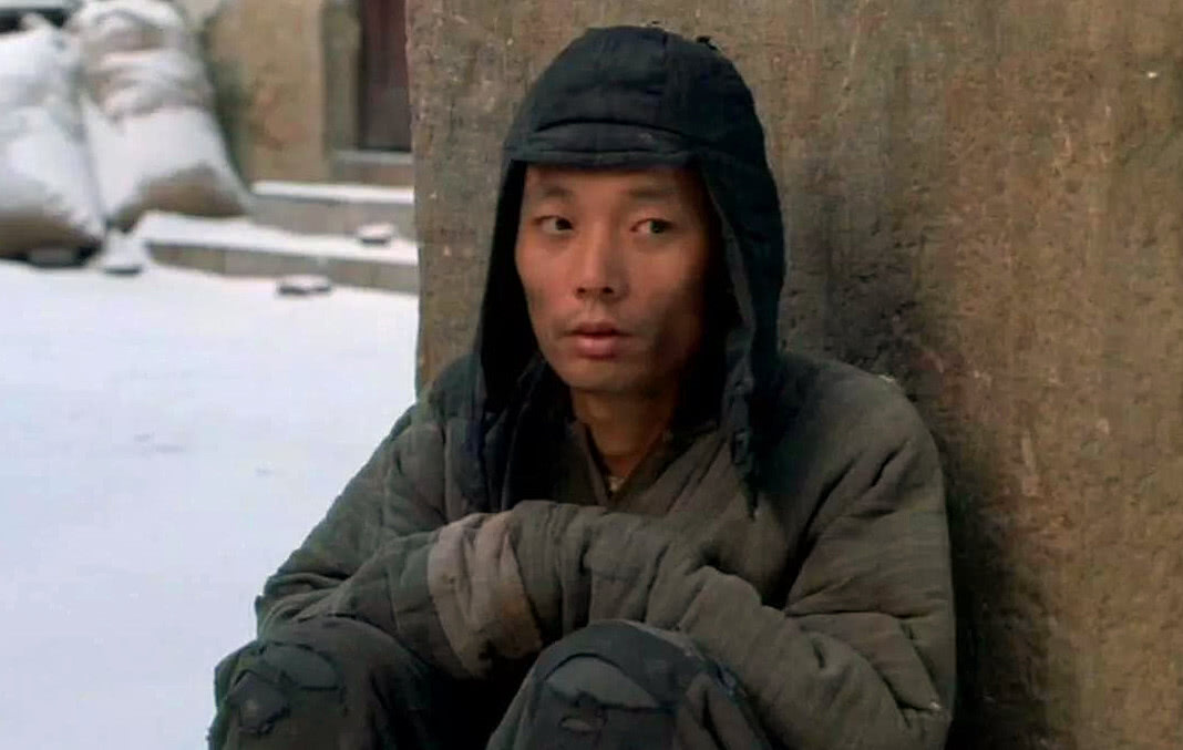 张艺谋拍活着余华赚了还是赔了,余华的哪部小说被张艺谋拍成电影