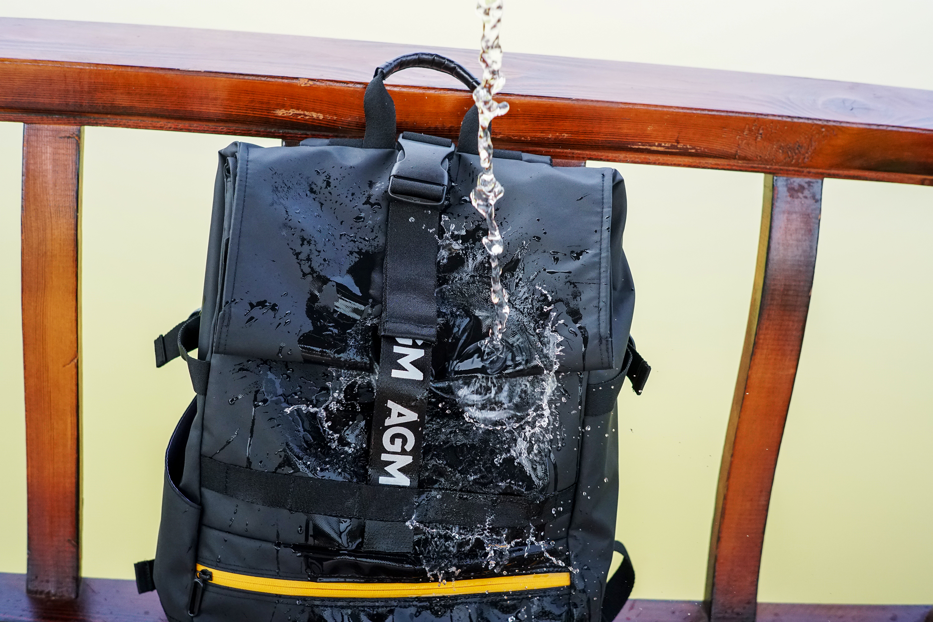 简约出行，必备舒适大容量双肩包，拥有AGM双肩包的重要性