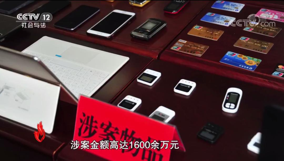 面对民警,女主播竟要脱衣示范是如何进行色情直播的?!