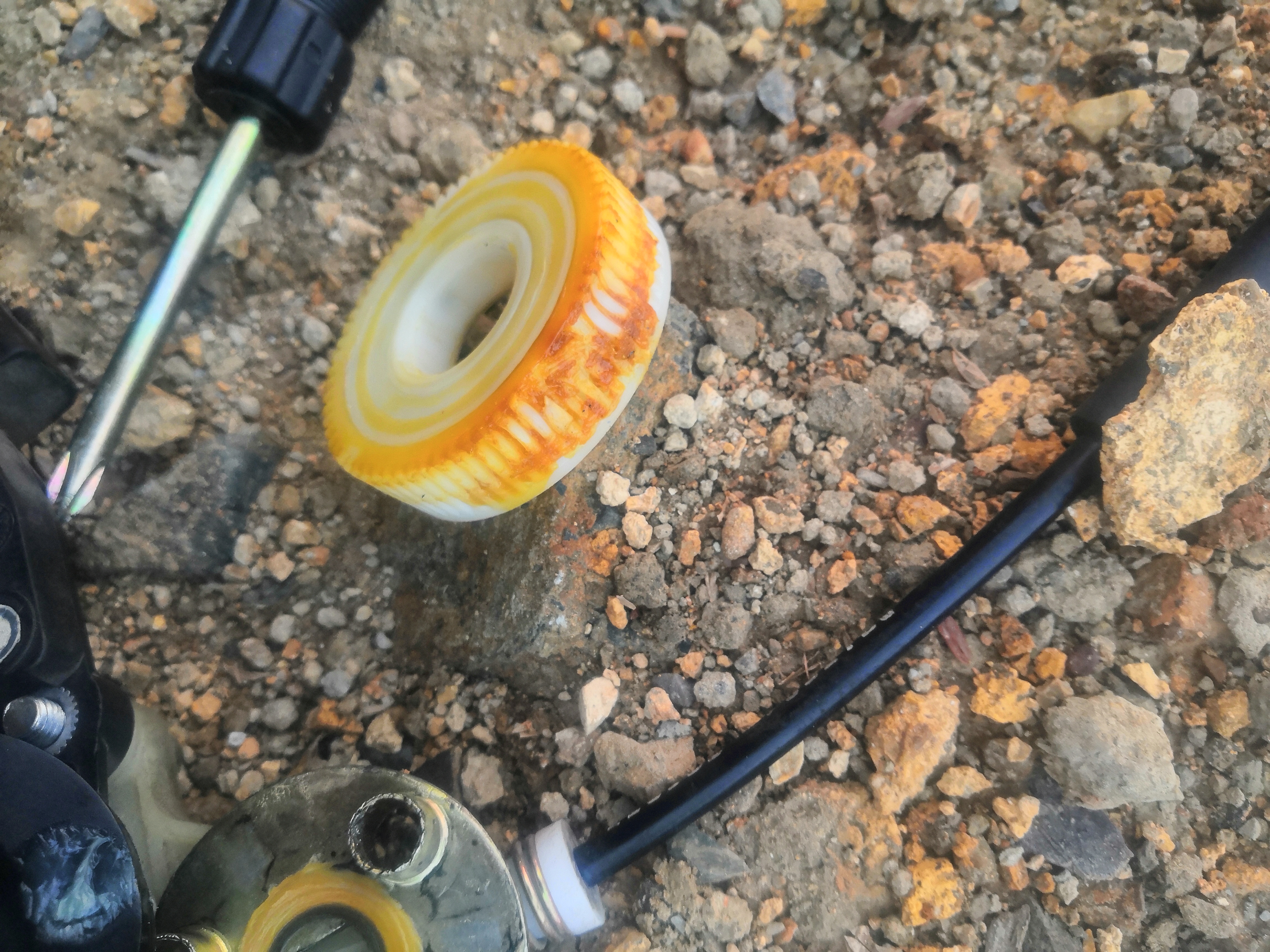 车窗下降有异响升窗没问题,车窗升到顶部吱吱响