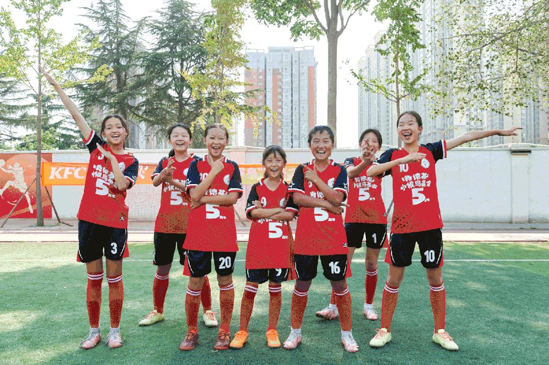 小小的足球装着美好的童年和梦想,小小足球承载着孩子的欢乐与梦想