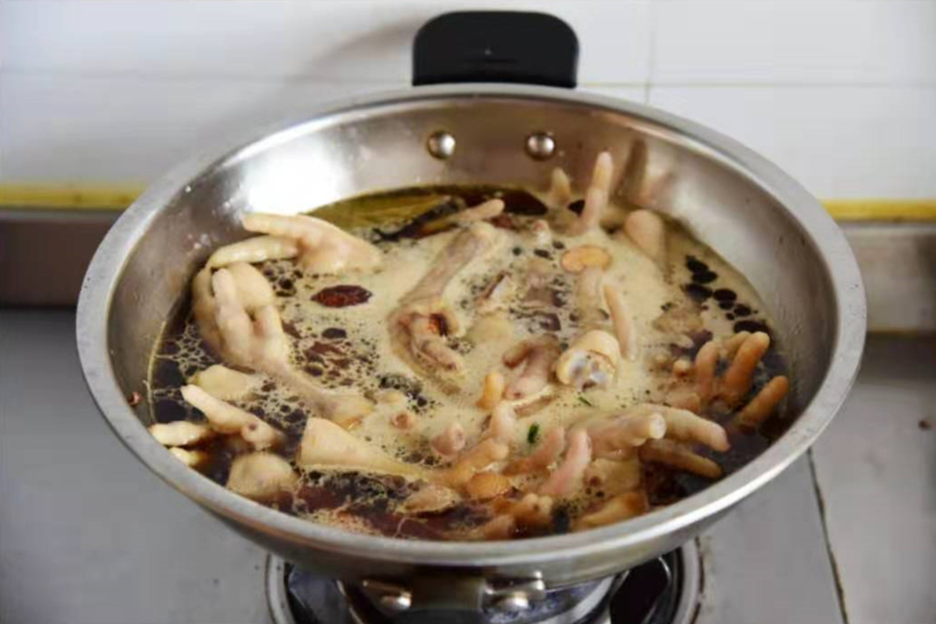 大口吃酱鸡爪软烂,风味独特的鸡爪