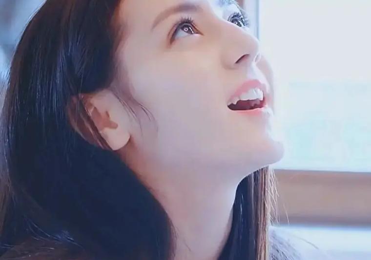 《长歌行》迪丽热巴咧嘴大笑，烤瓷牙“抢镜”忒显老