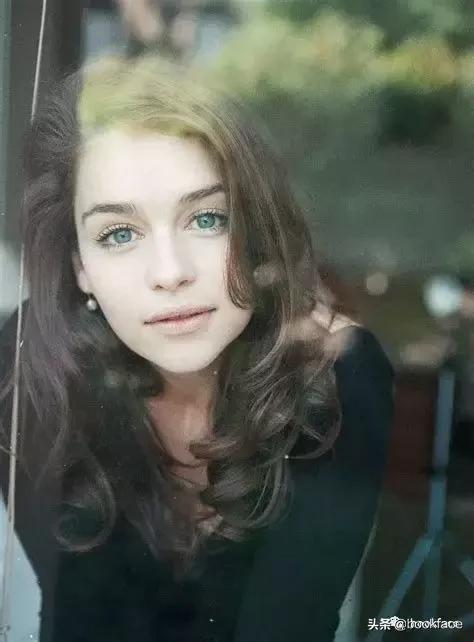 一脱成名的她，竟两次死里逃生。现实中的龙母比戏里更开挂