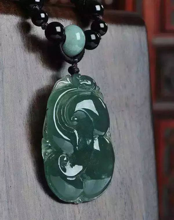 上2万元的油青种翡翠,油青翡翠的鉴别方法视频