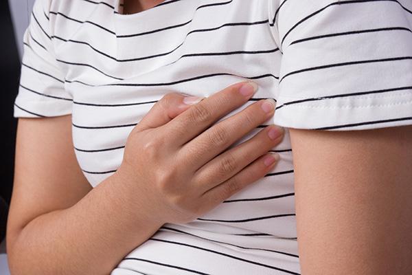 女性月经前一周，感觉胸部胀痛，是什么原因？