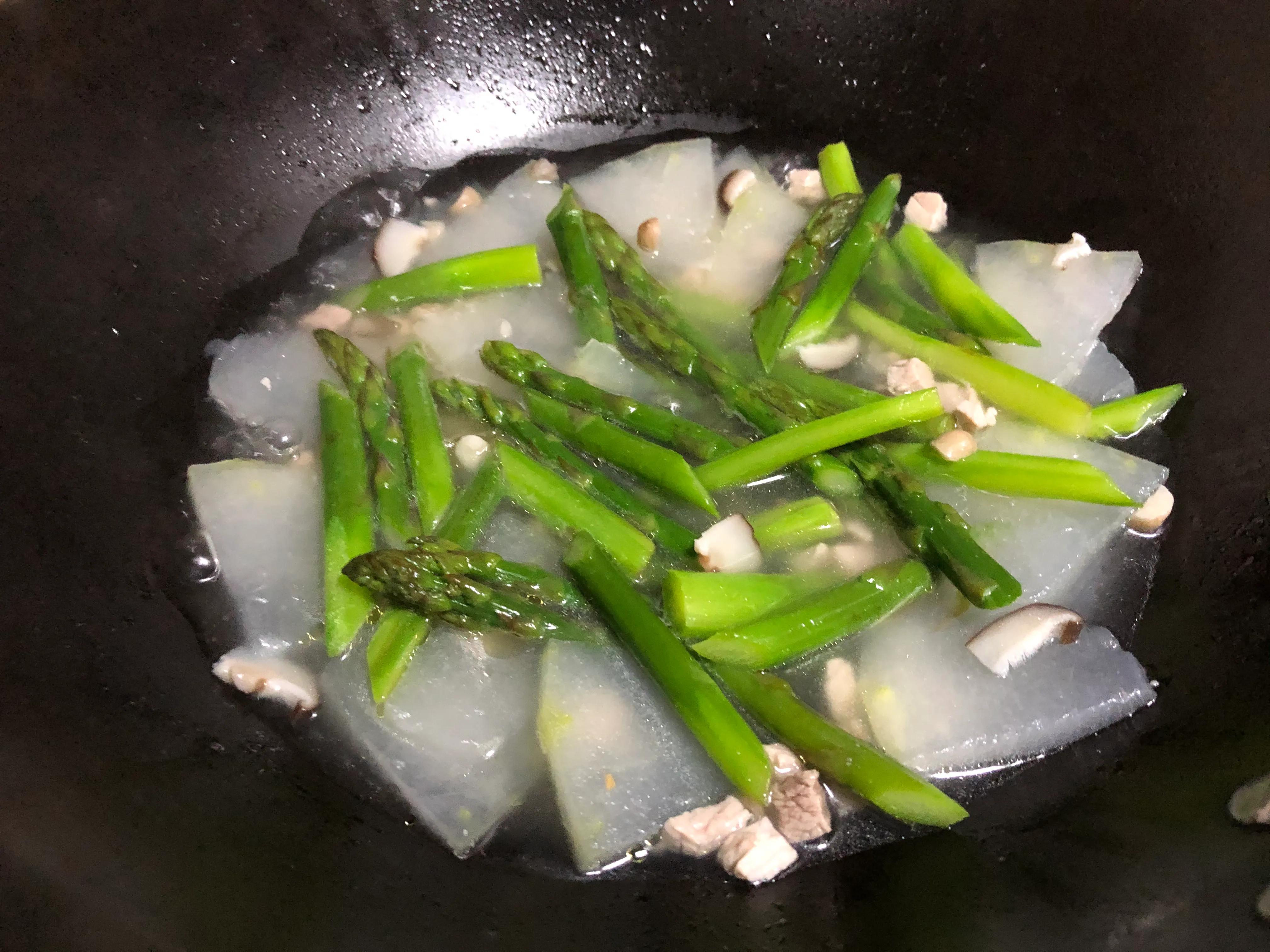 琳子阿姨家的日常菜谱五，夏日花样菜汤芦笋瘦肉汤，蔬菜中的海鲜