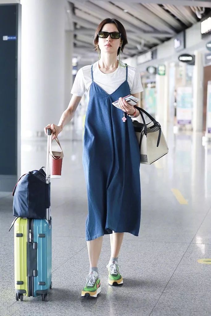 杜鹃黑西装白衬衫走秀,杜鹃家居服走秀