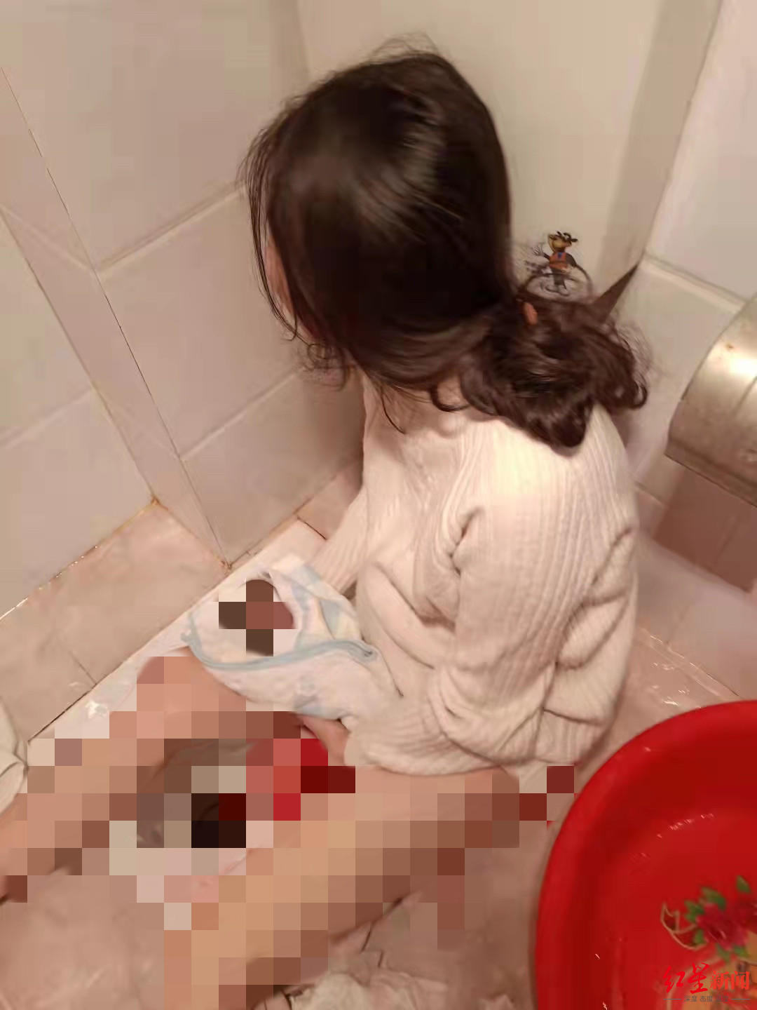 “双胞胎流产疑云”调查:孕妇腹痛医院做支架置入术两天后流产家属质疑诊疗不当索赔百万