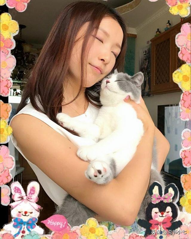 小超人的千亿女友圣诞怎么过，抱着猫咪做直播，买包才用119元