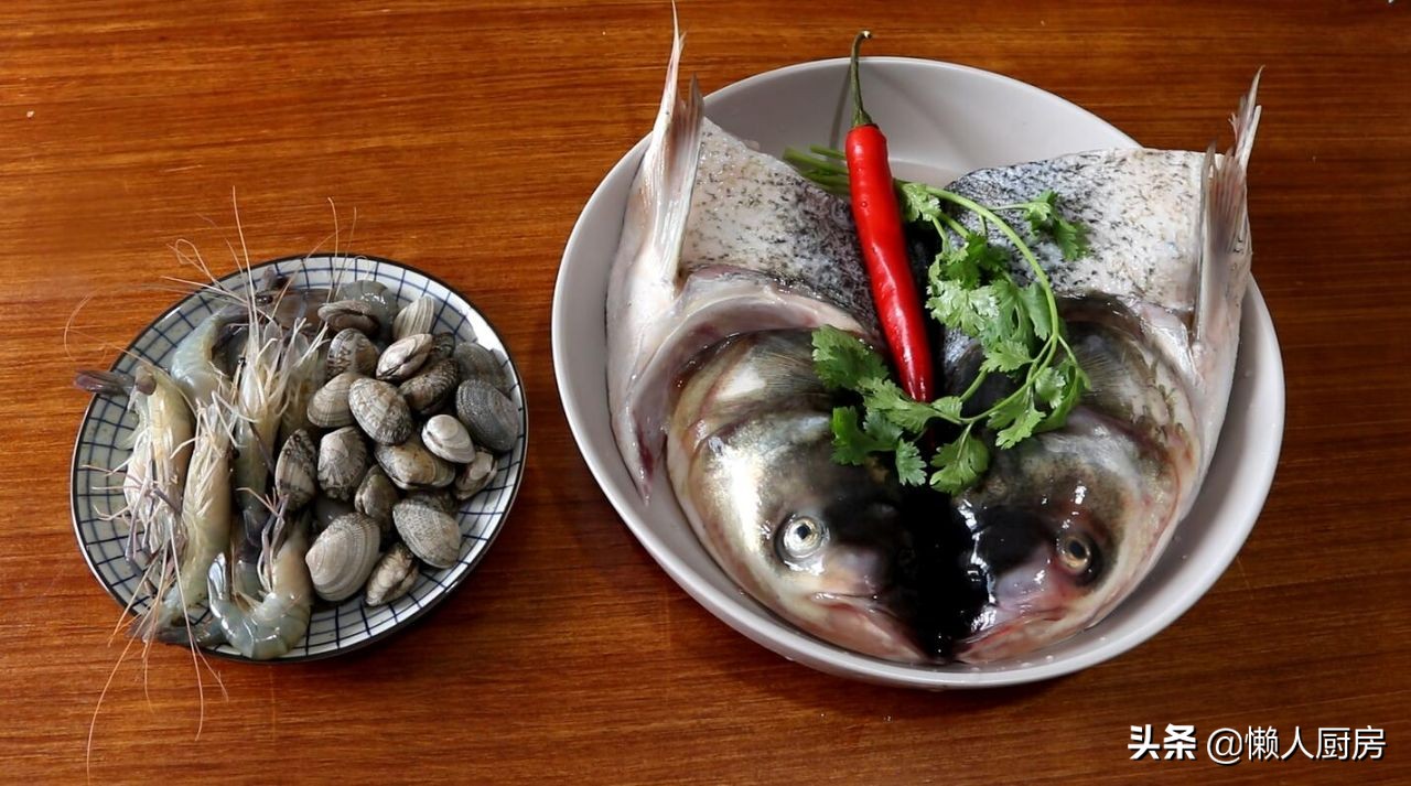 鱼头焖花蛤,这才是花蛤和虾最好的做法