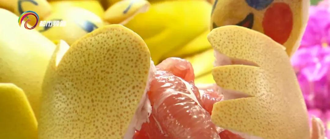 拿柚子皮玩出新花样！有人慕名前来学习，摊主：忙不过来了