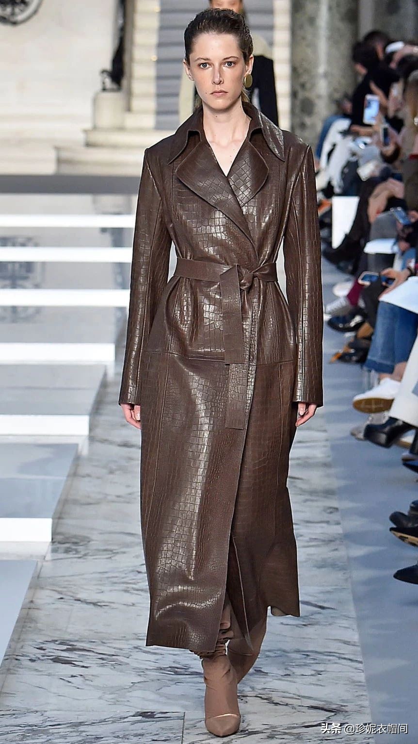 带你走上时尚前沿,鳄鱼皮纹如何穿搭