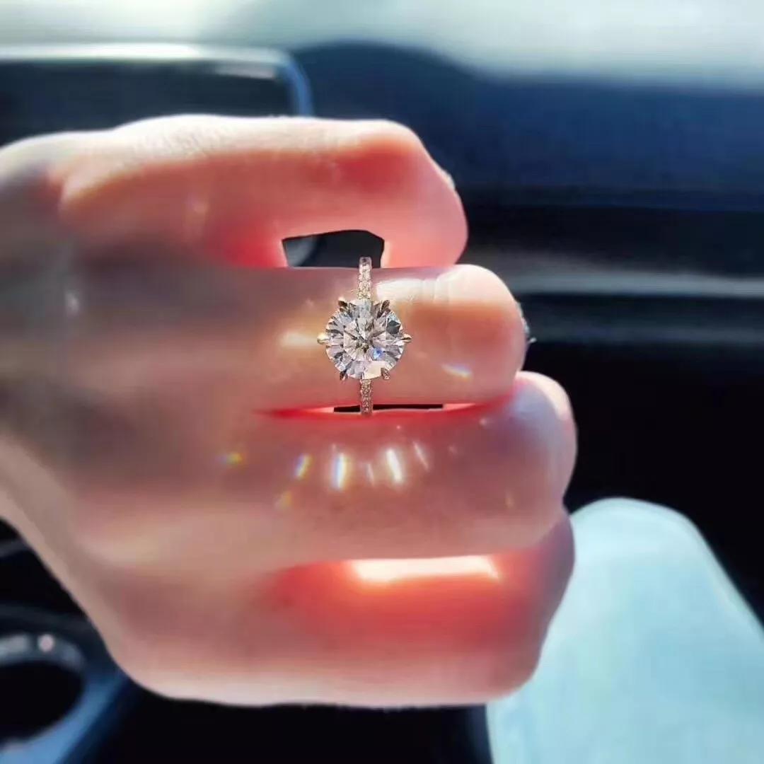 网上几十块的莫桑钻靠谱吗 (高品质莫桑钻一克拉多少钱)