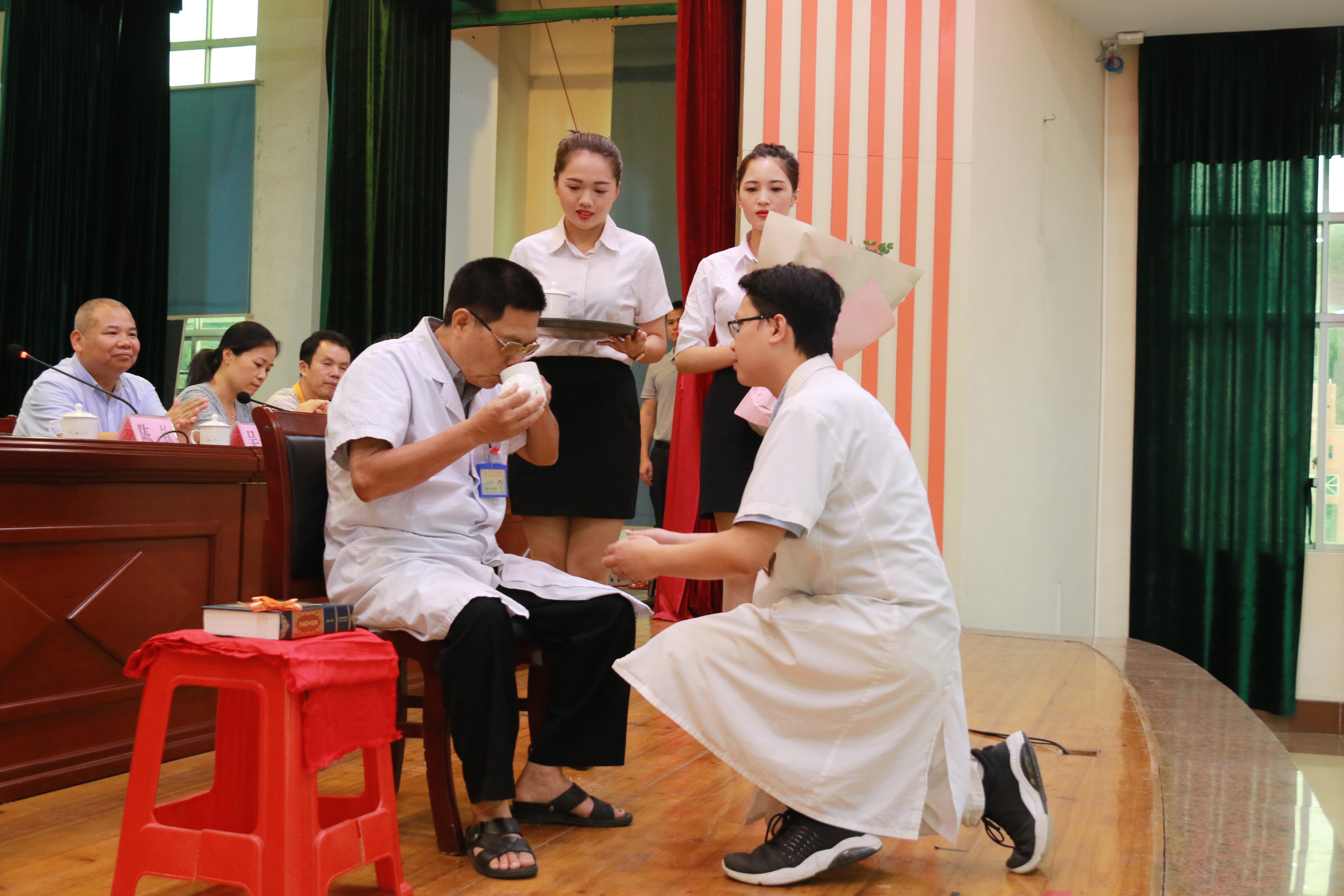 中国医师节评选优秀医生活动方案,医院庆祝首个中国医师节