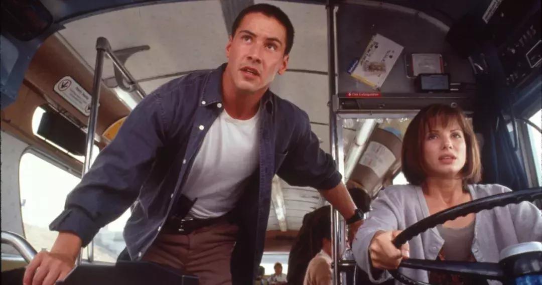 这个男人爱狗如命，颜值可以甩小李子几条街，你不知道的是......