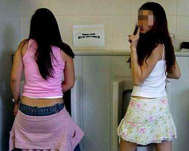 3岁女儿模仿爸爸“掏裤裆”，妈妈只乐不制止，几天后着急送医