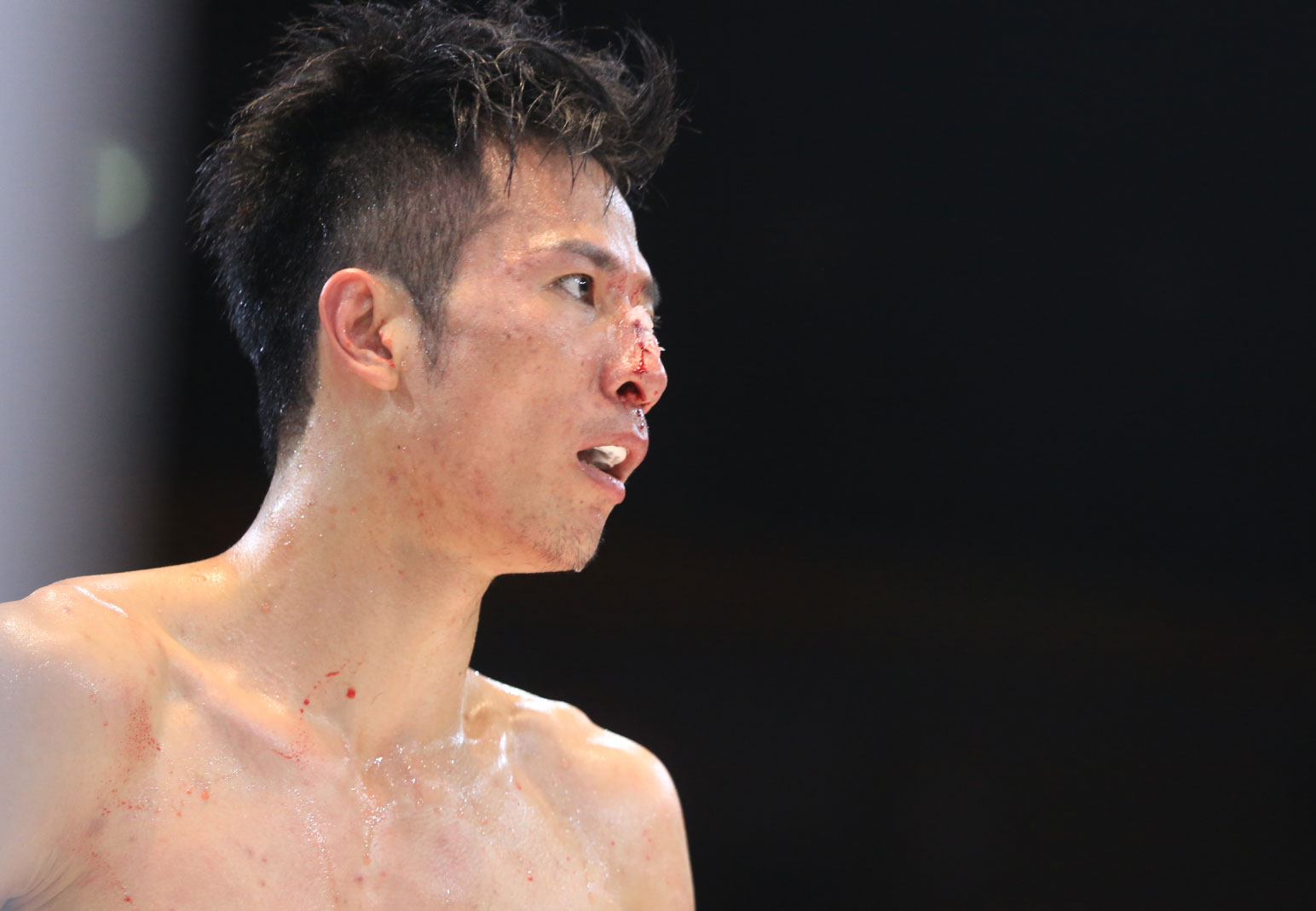 邹恭义飞膝ko,邹恭义顶膝占据优势