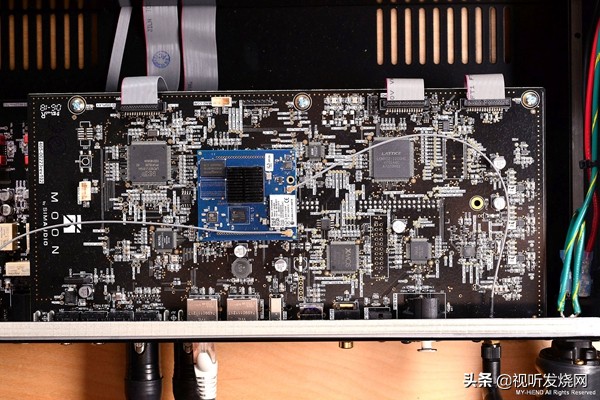 很强大!只要配上后级就OK:Moon390串流*放播**器/前级