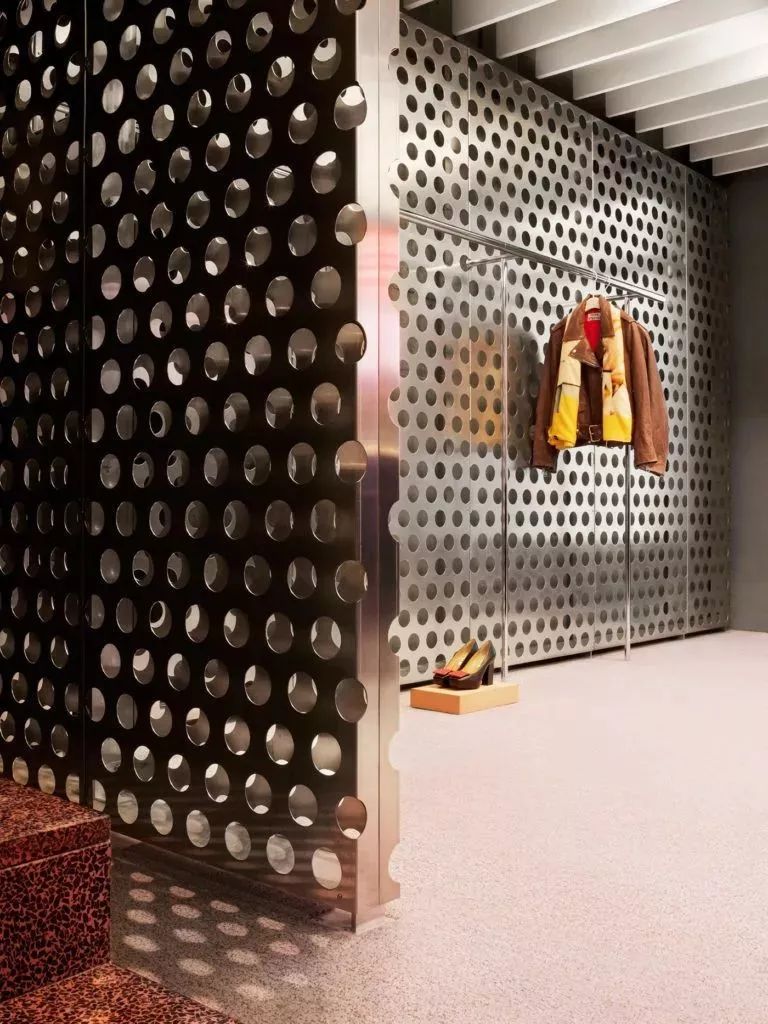 全球仅50多家店、年销售2亿欧元的Acne，门头竟然无LOGO？