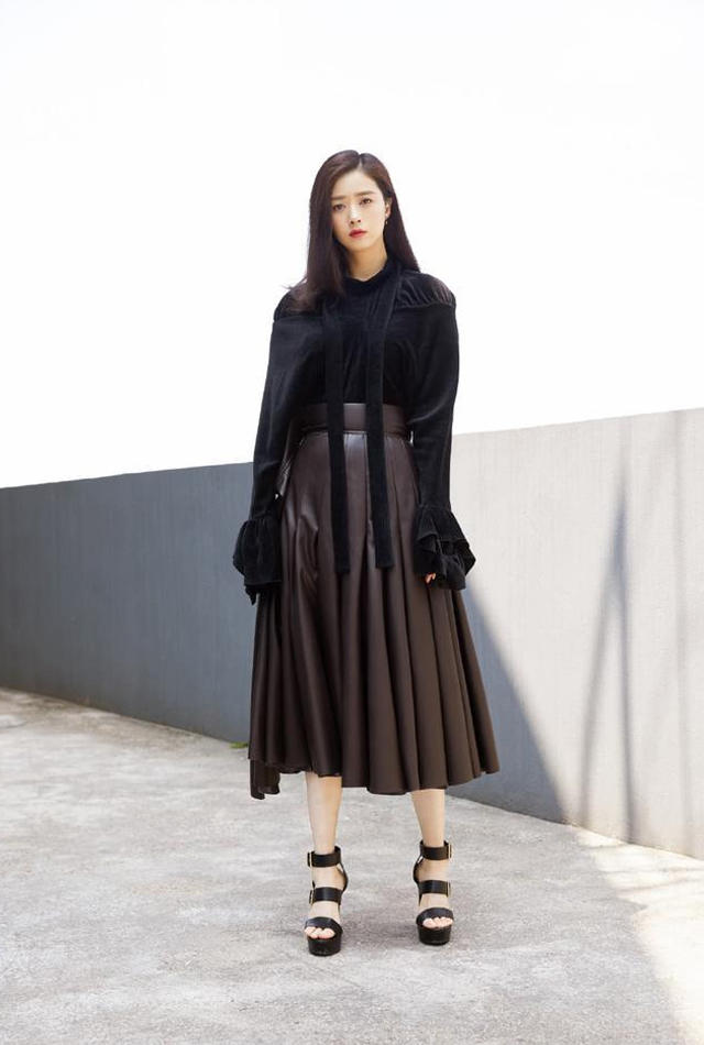 微胖女孩学蒋欣藏肉穿,女人要有小肚子