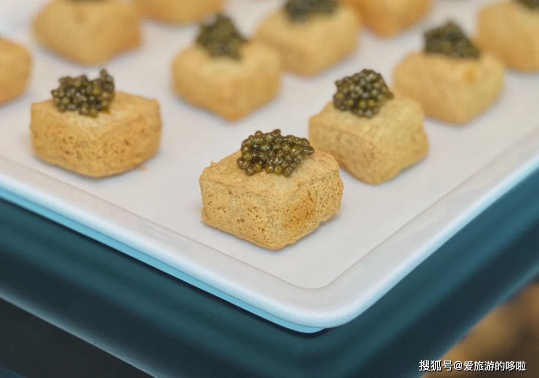 硬核吃鱼子酱指南，配糖油饼臭豆腐皮蛋