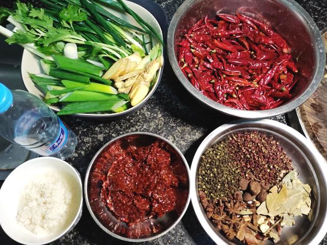重庆火锅底料炒制全过程,胡师傅火锅底料炒制方法