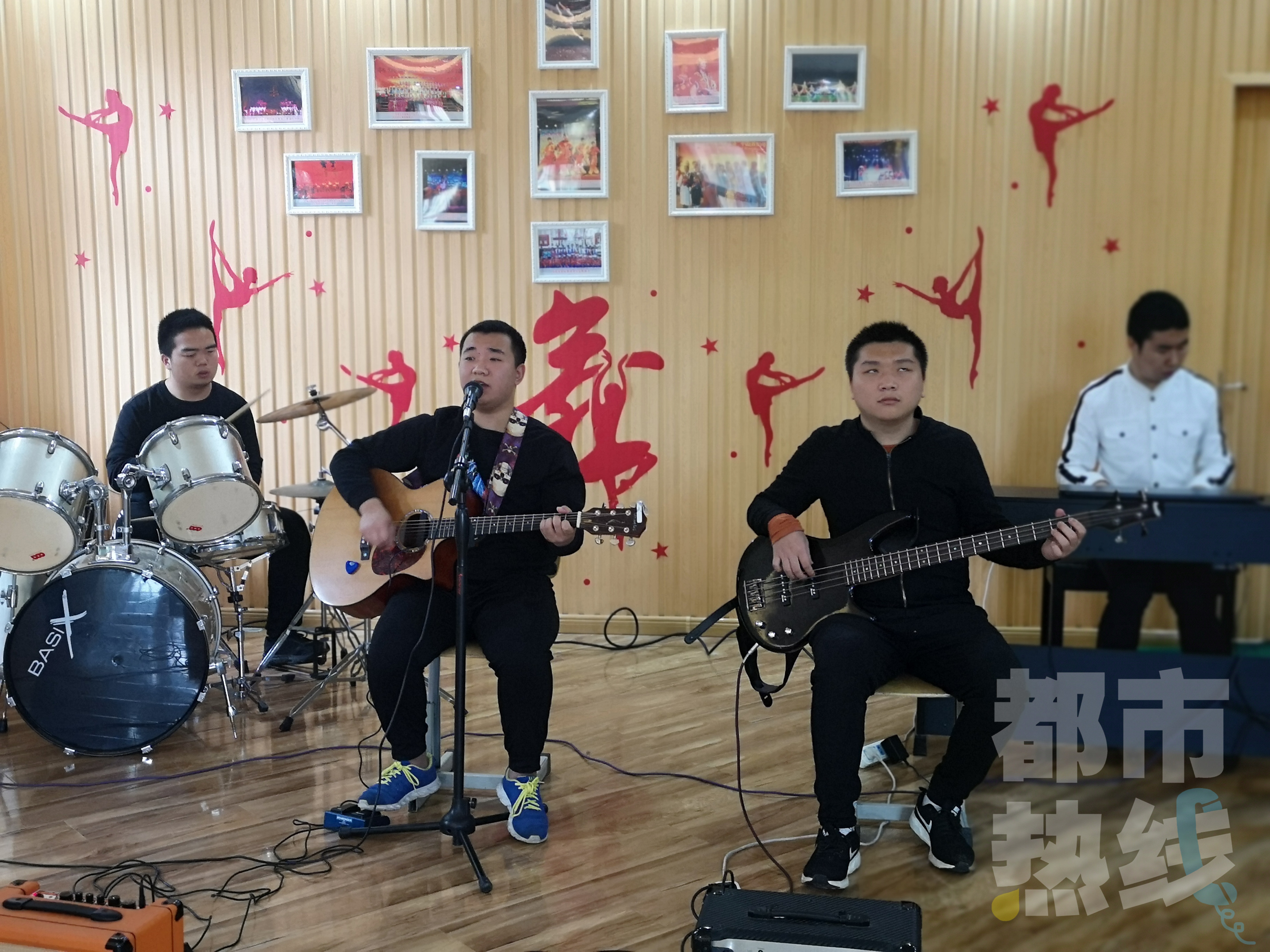 西安4名盲人学生组建乐队唱出“黑暗”中的独特乐章
