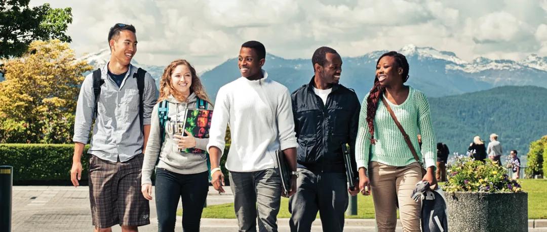 看傻!疫情下大批华人撤离温哥华房子空了竟直接免费租出去