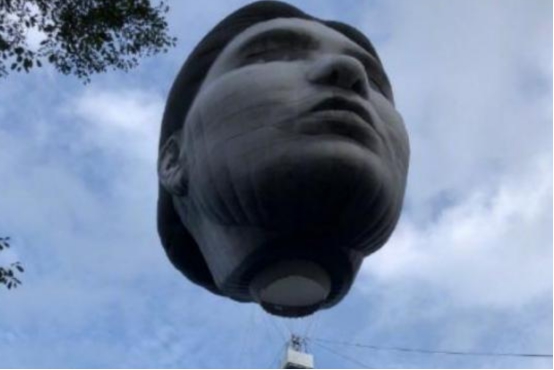 日本东京上空浮现神秘人脸,日本东京上空浮现神秘大脸木偶