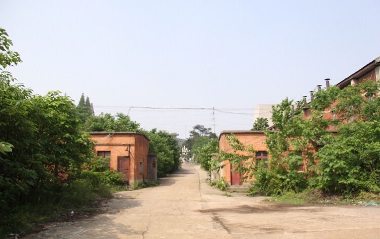 安徽这家兵工总厂辖六厂，规模庞大，雷达获奖，搬走后建筑衰败