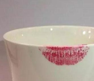 涂完口红很干怎么补救,涂完口红怎么不易掉色