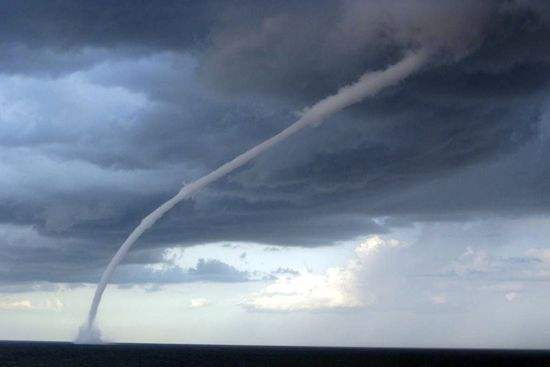 龙吸水自然现象是什么原理,海面龙吸水现象的原理是什么