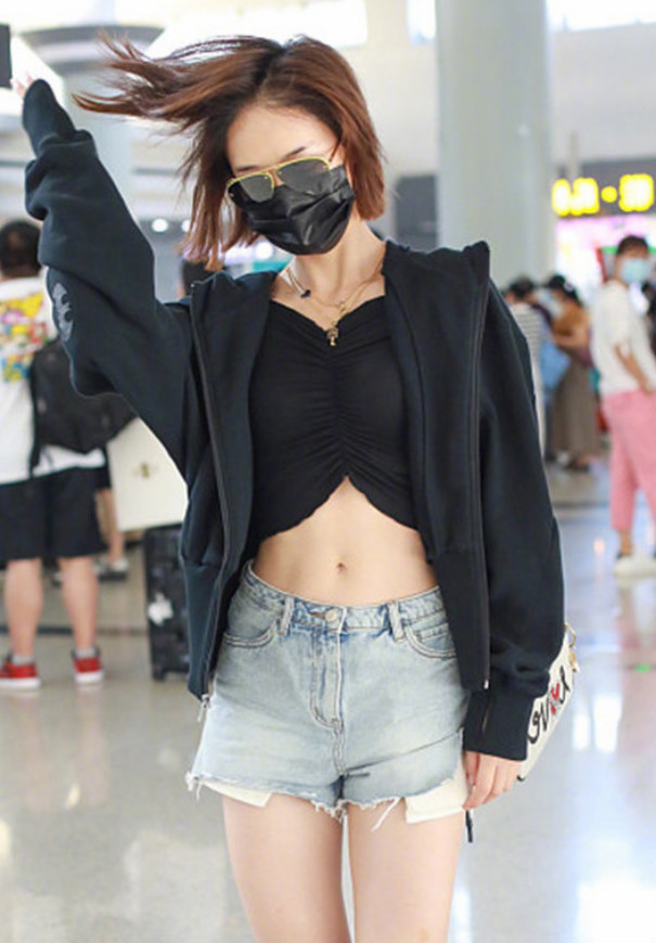 蓝盈莹穿牛仔装,蓝盈莹穿短装的照片