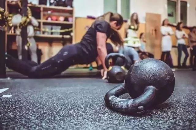 健身踏板练臀腿动作大全,四分钟tabata壶铃臀腿部燃脂训练