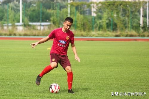 中国足球下一颗新星会是他吗？他坦言已经迫不及待想要奔向球场了
