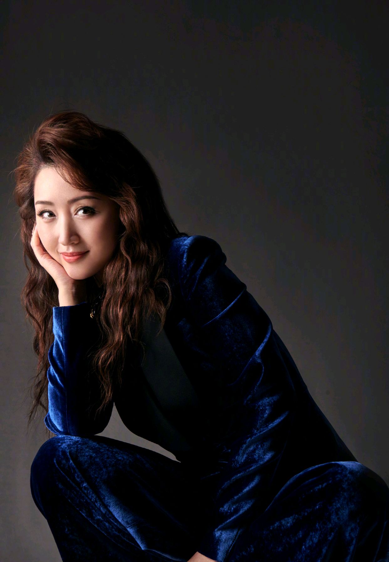 49岁的杨钰莹很有气质,杨钰莹一袭黄色连衣裙优雅温柔