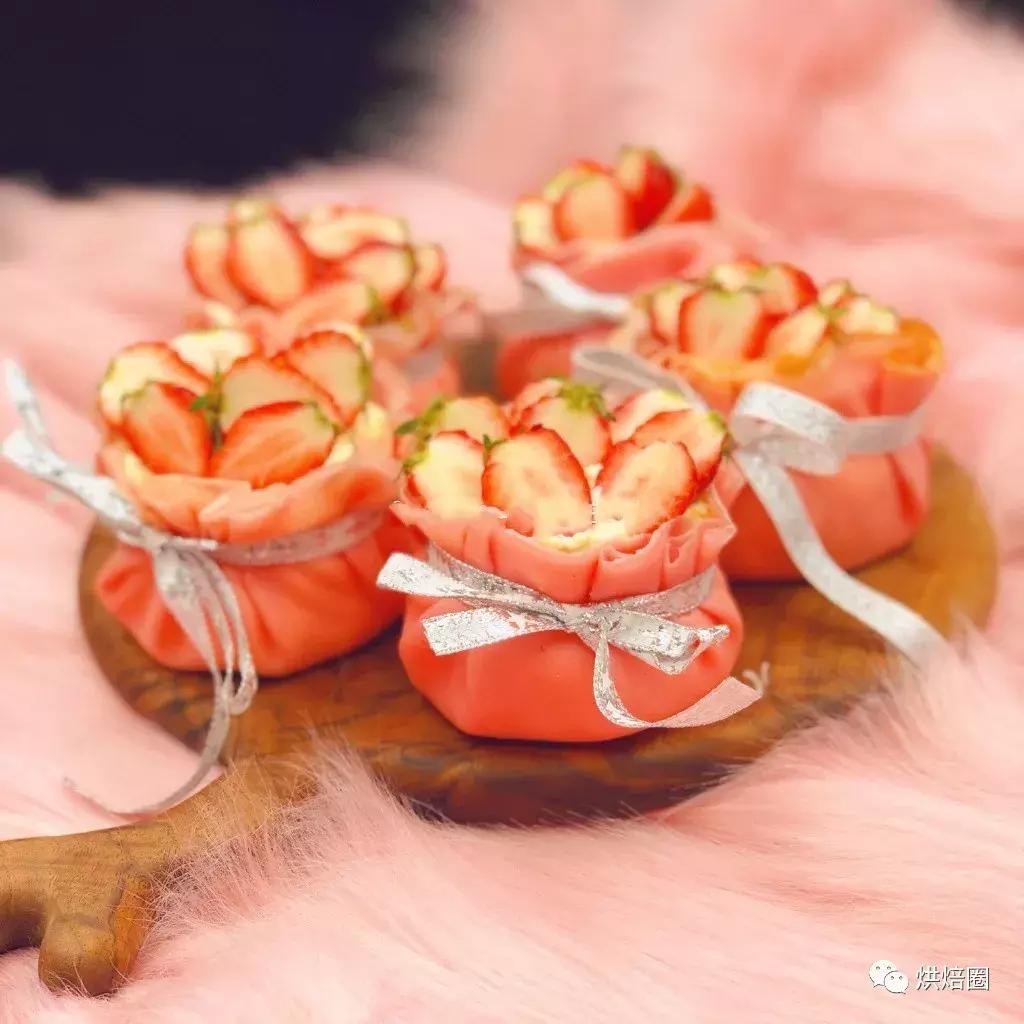 过年做的福袋卷蛋糕被亲戚夸惨了送给正月的寿星寓意好又漂亮~