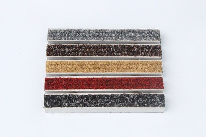 现在还有人客厅放地毯么,家里地毯脏了你会用什么方法清理