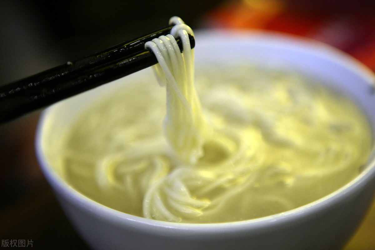 腮帮子内壁有个硬疙瘩嘴里生疮,嘴里长了个肉疙瘩溃烂了