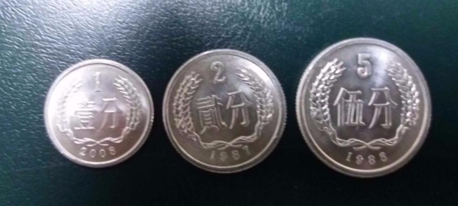 荷花1元硬币2002年有收藏价值吗,2013年的菊花1元硬币有收藏价值吗