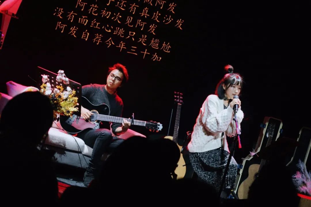 真正的会弹吉他的人,会弹吉他的人给人的感觉