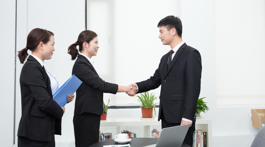 快退休老员工裁员赔偿标准,企业裁员赔偿标准是实发还是应发