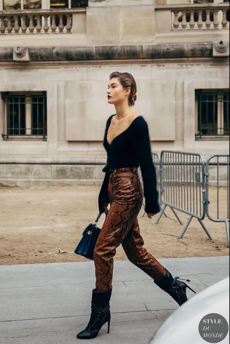 平胸女生怎么穿好看呀,为什么平胸才能穿衣服好看