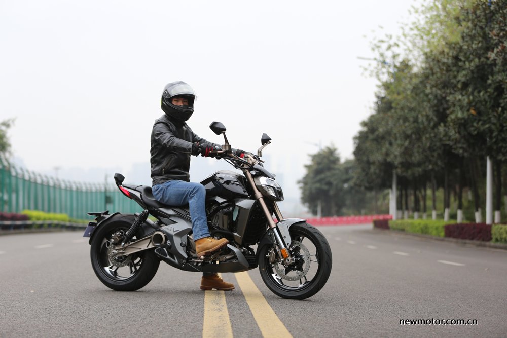 升仕310V试驾/多图:舒适好骑的运动太子车,标配ABS,全LED灯具